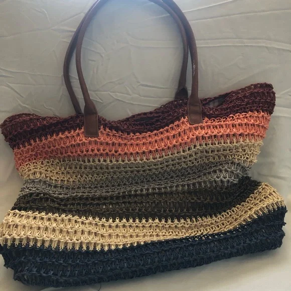 Go to the beach this summer with this woven sack by Target’s brand Merona! - Picture 3 of 8